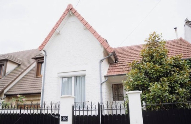 Pretty bungalow with garden and barbecue
