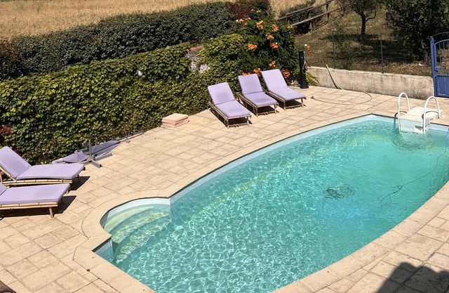 Pretty country house with swimming pool 20 minutes from the sea!