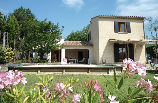 pretty detached house, Ventoux view, private swimming pool, garage.