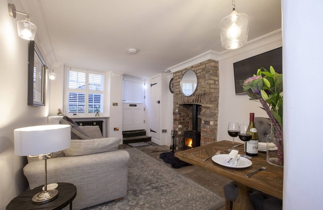 Pretty dog friendly cottage for two in the heart of the Georgian town of Richmond, North Yorkshire