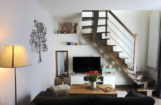 Pretty house very close to the train station, 2 people, 20 minutes from Paris by train