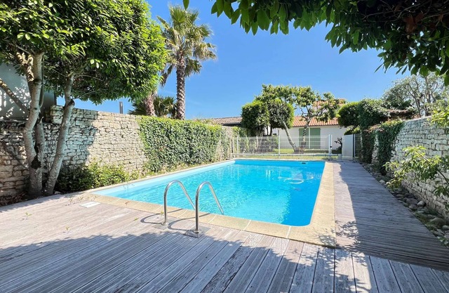 Pretty house with garden, pool and parking