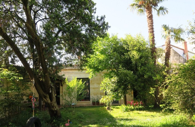 Pretty house with garden Bordeaux center