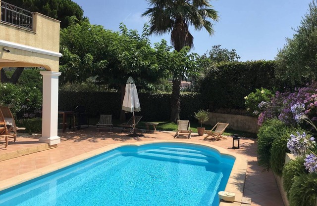 Pretty house with swimming pool near beaches