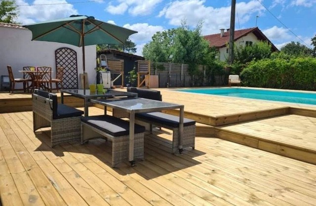 Pretty Landaise facing the lake