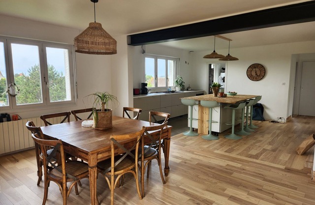 Pretty renovated villa with sea view, a few steps from the beach.