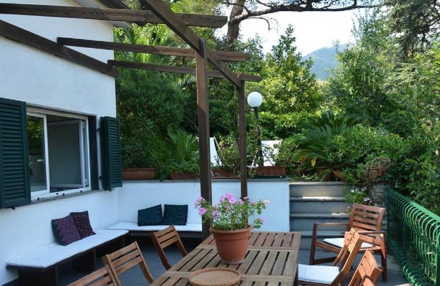 Pretty White House - The perfect location close to everything you could desire.