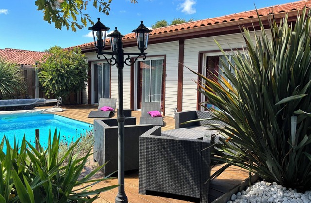 Pretty wooden house with jacuzzi, air conditioning, heated pool, bicycles, internet