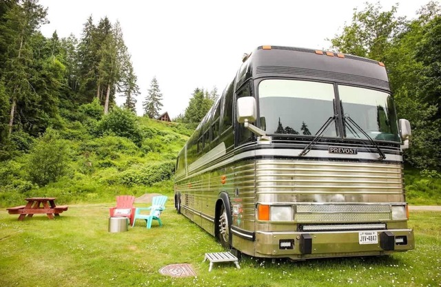 Prevost Tour Bus at Whiskey Creek Beach NW