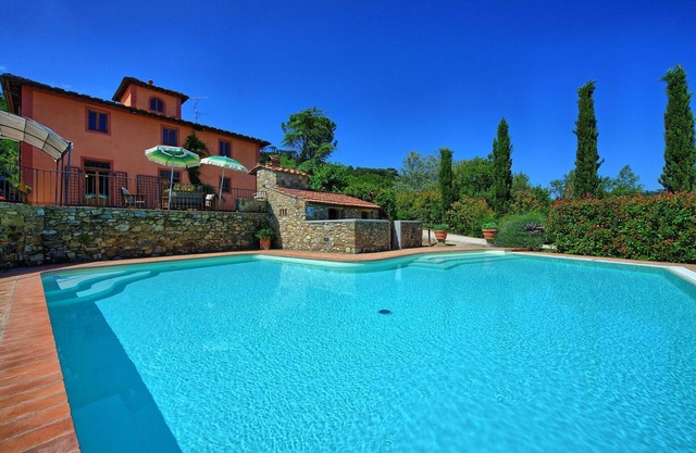 Private Villa with WIFI, hot tub, private pool, A/C, TV, panoramic view, parking, close to Florence