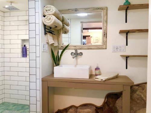 Prickly Pear Unique Studio with bathroom built into the Granite boulders, Amazing Views, Front & back porches, Firepit,Dog friendly
