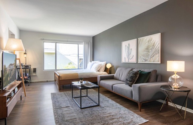 Prime Brentwood Studio w/Gym, Pool near UCLA, San Vicente by Blueground