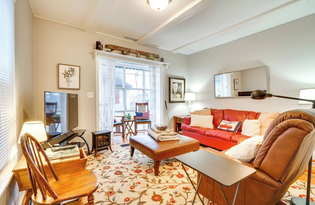 Prime Lakeside Village Location: Apt w/Kitchen!