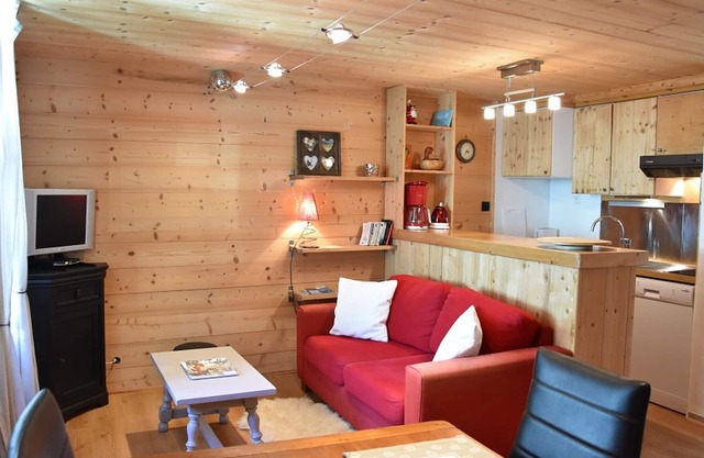 Prime Location in Pralognan-la-Vanoise: Cozy 2-BR Apartment Near Slopes and Shops