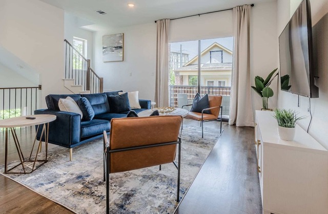 Prime Location - 3BR Luxury Home - Pool, BBQ!