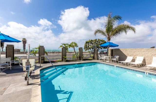 Prime Location! 4 Beachfront Units w/Kitchen! Free Parking, Onsite Pool!
