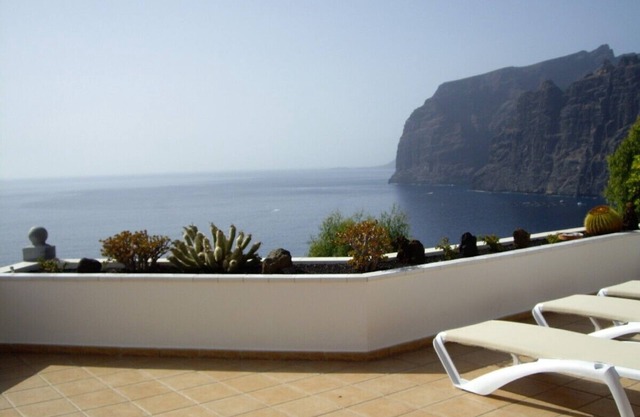 Prime Location, Htd Pool, Breathtaking Sea Views nr Beach/Marina, A/C WiFi UKTV