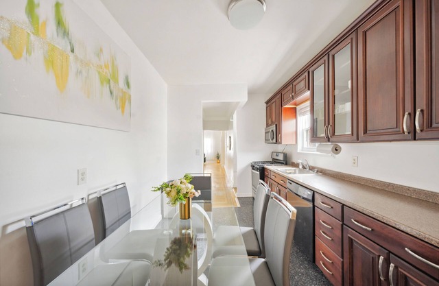 Prime NY Luxury Getaway with King Bed + Easy Parking