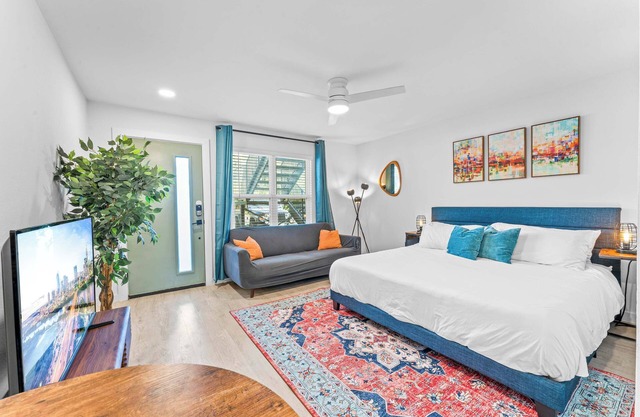 Prime SoCo cute studio w/laundryWiFi, 7 Min to DT