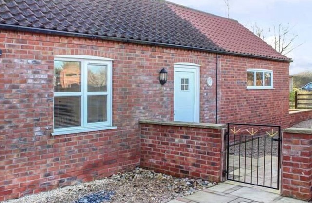 PRIMROSE COTTAGE, pet friendly, with a garden in Alford