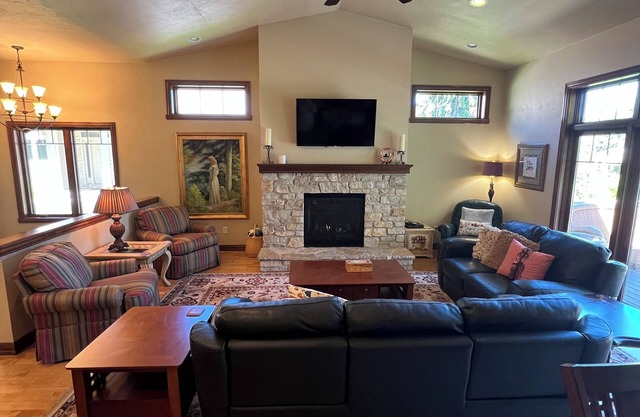 Pristine condo! Walking distance to everything in the heart of Fish Creek!