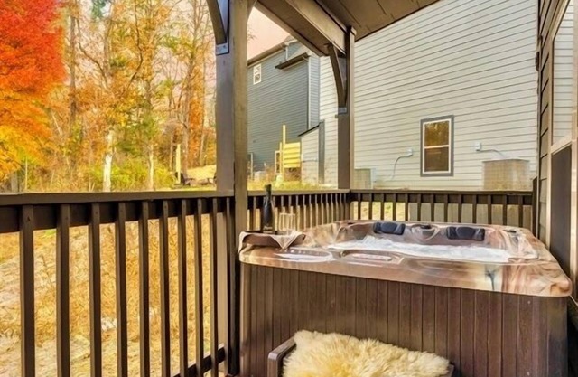 Pristine & Inviting home away from home! EZ Parking, Close to everything! Dog Ok