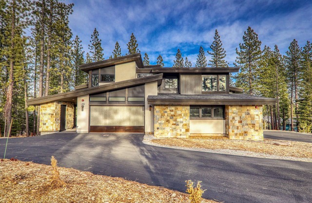 Pristine Mountain Home, Schaffers Mill Golf, Ski & Club Amenities! Lake Tahoe