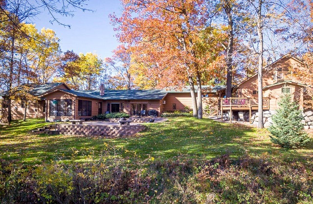 Privacy With Over 400 Feet Of Lake Shore On Gull Chain