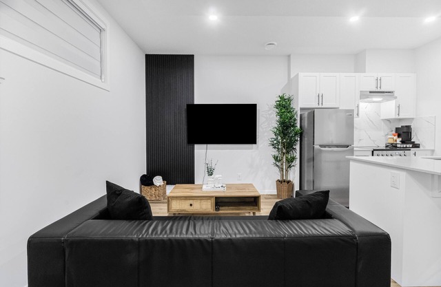 Private 1BR Suite | Private Access | 15 mins to Calgary Intl Airport (YYC).