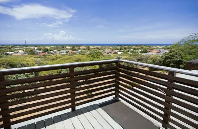 Private 2 bedr property with amazing view. A 5min drive to Mangel Halto Beach