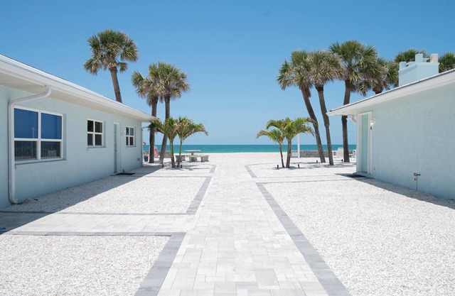 Private 2 BR steps from beach on Casey Key