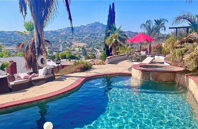 Private 2 Level Backyard Oasis Pool/Spa, and Mountain View’s