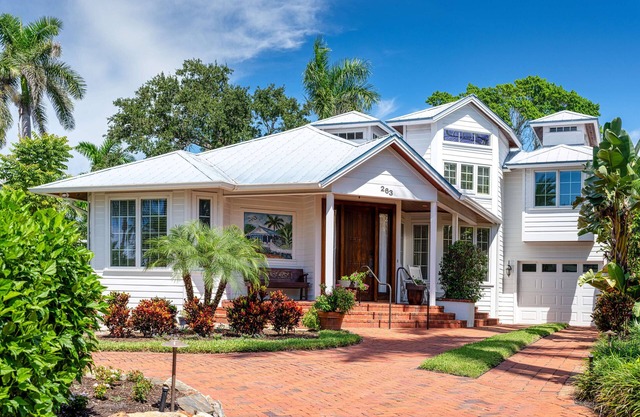 Private 3 Bedroom Olde Naples Cottage - Two Blocks to Beach, Shopping & Dining