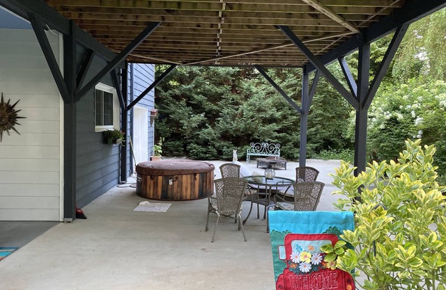 Private apt on golf course.Great location!Pets OK.