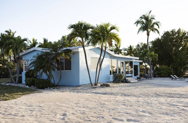 Private Bayside Waterfront Home 2 acres, Beach, Deep Water Boat Dock