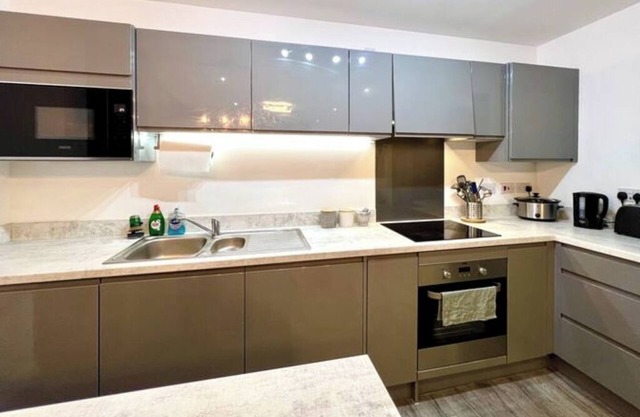 Private Bedroom - Modern Flat - West End Glasgow