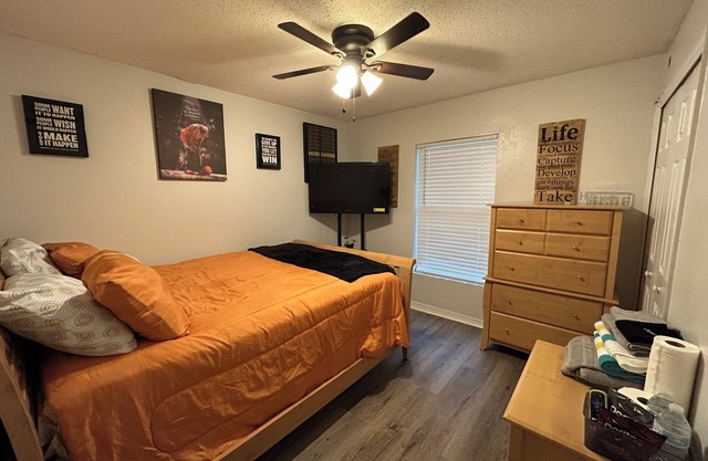 Private Cozy Comfortable Guest Room in pool home.