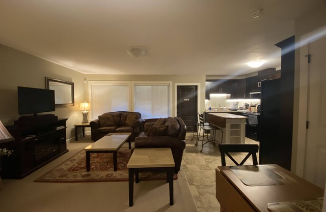 Private & Cozy Suite: Quiet yet close to Transit & Highways, Sleeps 4!