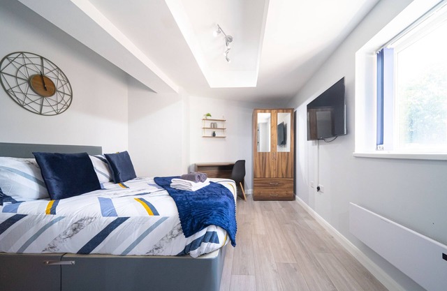 Private Ensuite Room Shared Kitchen St Helen D3