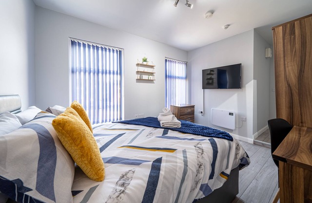 Private Ensuite Room Shared Kitchen St Helen C1