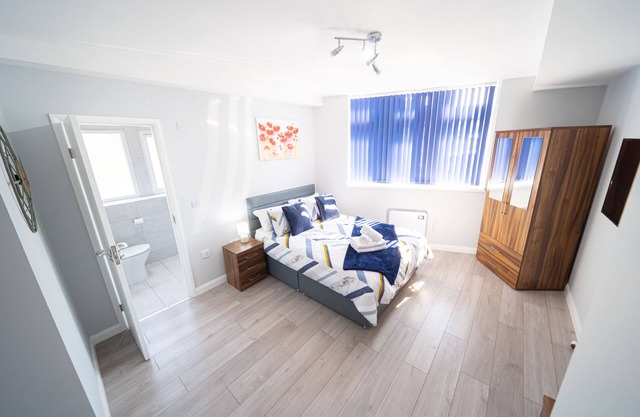 Private Ensuite Room Shared Kitchen St Helen A2