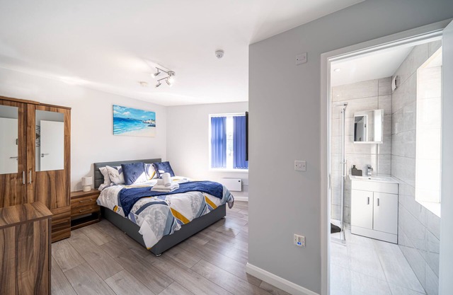 Private Ensuite Room Shared Kitchen St Helen B1