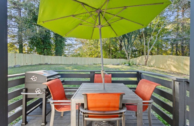 Private Fenced Yard Fireplace Free Parking