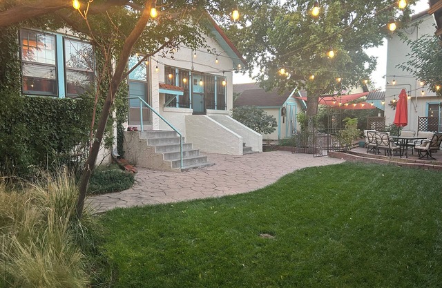 🏈🏀 Private Garden Suite in Historic Home - walk to UNM Football+Basketball!