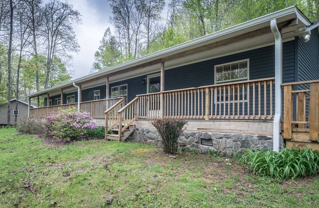 Private getaway high up in the Appalachian Mountains minutes from Boone, NC