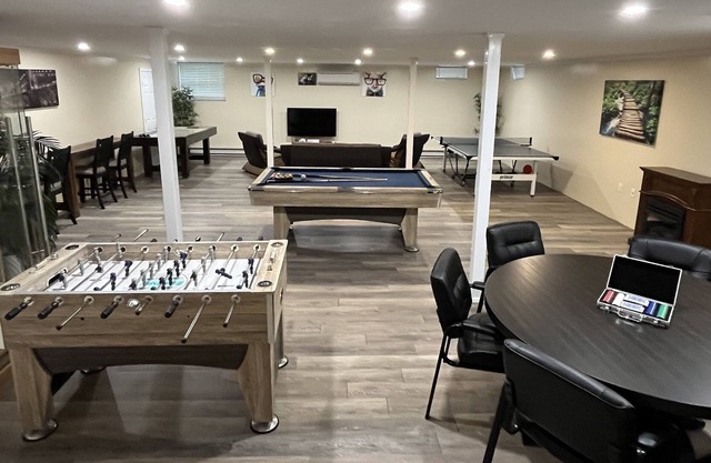 Private heated pool., 6 bedrooms, 4,500 SqFt, hot tub, sauna, game room