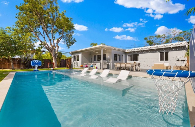 Private heated pool paradise with spa 5 Min from beach!