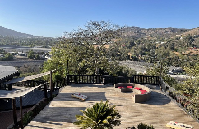 Private Hilltop Farmhouse spacious & fast access to San Diego County Attractions