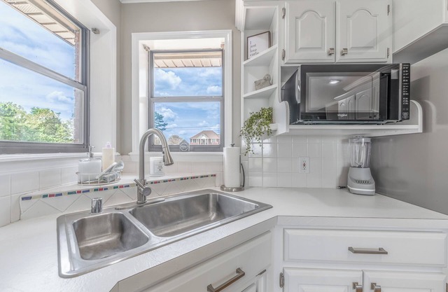 Private home w/incredible mountain views, deck, & firepit. Close to I-40.