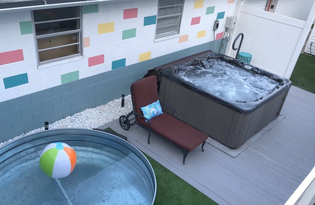 Private Hot Tub and Stock Tank Pool!! Perfect for 2! 8 mi to Johnson Beach